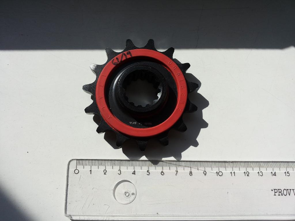 PIGNONE DENTATO IN FERRO. L'ARTICOLO E' DESTINATO AD ESSERE UTILIZZATO COME INGRANAGGIO PER MOTOCICLI. MISURE: DIAMETRO 8,5CM CIRCA, SPESSORE 1,5 CM CIRCA.