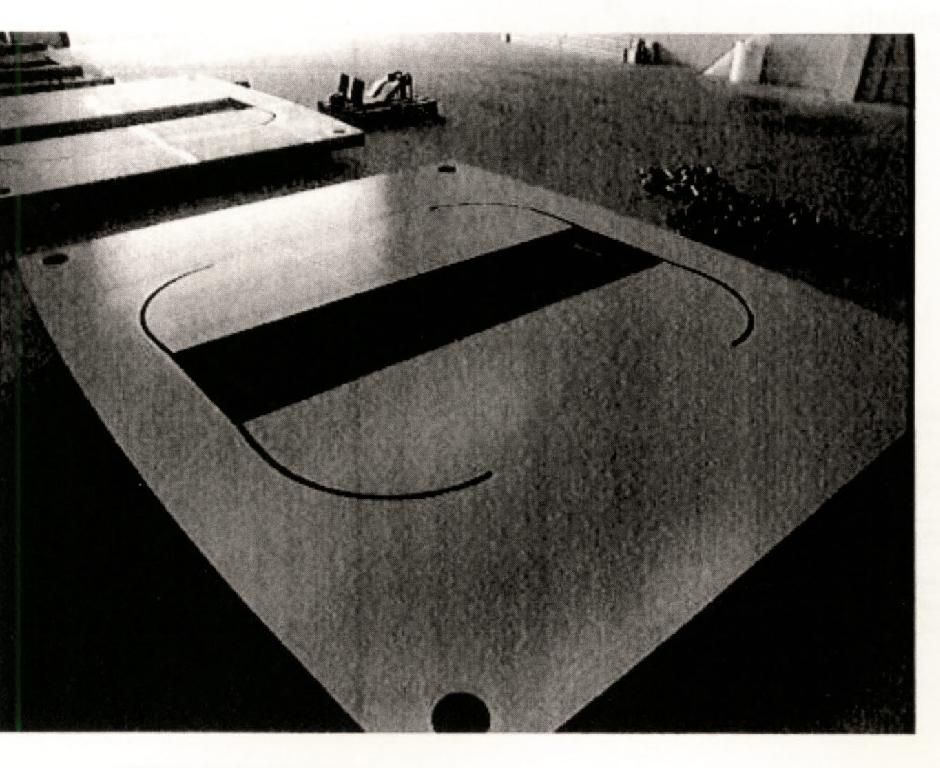 STRUTTURA DI GRANDE FORMATO CHE COSTITUISCE IL CORPO DELLA PRESSA  MONTATA AL CENTRO DELLA
 LINEA DI FORMATURA DI LASTRE CERAMICHE DI GRANDE FORMATO.LA STESSA HA LA FUNZIONE DI CONTENERE LA FORZA GENERATA DALLA PARTE IDRAULICA PRESENTE ALL'INTERNO.IL PRODOTTO SI PRESENTA, CON IDENTICHE CARATTERISTICHE, NEI SEGUENTI FORMATI TUTTI IMPIEGATI NELLA LINEA DI FORMATURA DI LASTRE CERAMICHE DI GRANDE FORMATO:
- 4350X3600X1OOMM 
- 3800X3300X100MM 
- 3350X2900X100MM