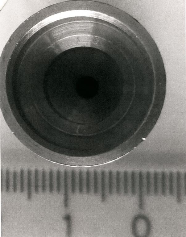 UGELLO FORATO IN ACCIAIO\NON INOX (NOZZLE).
PER DICHIARAZIONE DI PARTE, L’ARTICOLO E’ REALIZZATO TRAMITE TORNITURA ED E’ UTILIZZATO PER L’APPLICAZIONE  AUTOMATICA A SPRUZZO DI UNA SOSTANZA PROTETTIVA (A BASE DI TEFLON) ALL’INTERNO DELLA FILETTATURA DI DADI IN ACCIAIO. L’UGELLO VIENE INSTALLATO A GRUPPI DI 5  SU UNA MACCHINA CHE APPLICA AUTOMATICAMENTE, SOTTO IL CONTROLLO DI UN OPERATORE, IL LIQUIDO PROTETTIVO SUI PEZZI  CHE SCORRONO SU DEI RULLI\TAPPETI INSTRADATI E SOSTENUTI DA GUIDE DI METALLO. LE DIMENSIONI SONO DIVERSE IN BASE AL DADO DA TRATTARE.