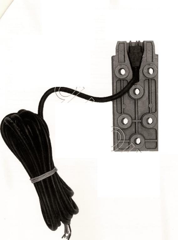 CAVO ELETTRICO CON BASETTA DI FISSAGGIO. L’ARTICOLO E’ COSTITUITO DA UNA BASETTA DI FISSAGGIO CON 6 FORI IN ALLUMINIO DI DIMENSIONI 134 X 52 MM SU CUI E’ ATTACCATO A PRESSIONE UN CAVO ELETTRICO CON SPINA PER IL COLLEGAMENTO AD UNA PRESA DI ALIMENTAZIONE DI RETE. LA BASETTA UNA VOLTA FISSATA AL TELAIO DI UN BUS CONSENTE DI SUPPORTARE UNO SPECCHIO RETROVISORE APPOSITAMENTE PROGETTATO FACENDOLO SCORRERE NELLA BASETTA E CONSENTENDO IL COLLEGAMENTO MASCHIO- FEMMINA.