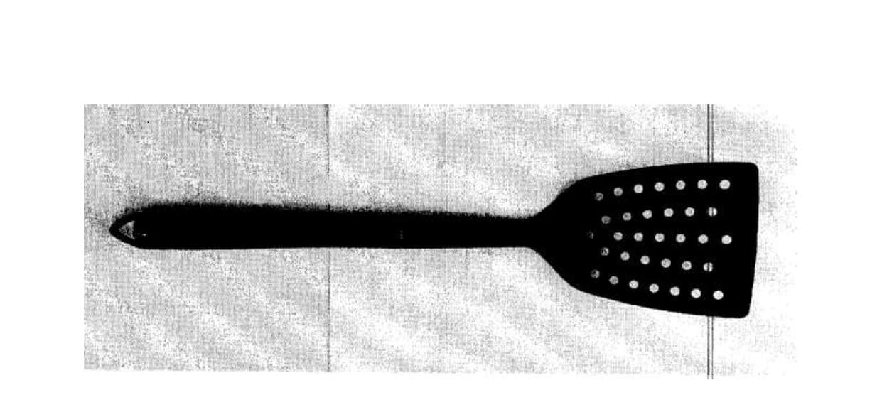 UTENSILE DA CUCINA (PALETTA) CON MANICO A SEZIONE OVALE DI COLORE GRIGIO CHIARO, LUNGO 14,5 CM, MUNITO DI UN OCCHIELLO PER ESSERE APPESO; LA PARTE FINALE (TOOL) DESTINATA AD ENTRARE A CONTATTO CON IL CIBO, E' DI COLORE ANTRACITE SCURO ED E' COSTITUITA DA UN PROLUNGAMENTO DEL MANICO ED UNA PALETTA PIATTA E FORATA.
IL PRODOTTO E'  REALIZZATO IN POLIPROPILENE (PP) E POLIFTALAMIDE (PPA).