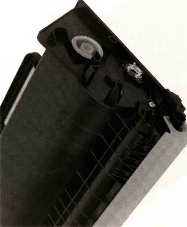CARTUCCIA DI TONER.
L'ARTICOLO E' DESTINATO AD ESSERE UTILIZZATO CON SPECIFICA STAMPANTE ED E' DOTATO SULLA PARTE LATERALE DI MECCANISMI MECCANICI DESTINATI ALLA CONNESSIONE CON LA STAMPANTE STESSA E FUNZIONALI A FAR RUOTARE LE PARTI INTERNE DELLA CARTUCCIA.
IL PRODOTTO E' IN PLASTICA ED E' COMPOSTO DAI SEGUENTI ELEMENTI: 1) TONER IN POLVERE 2) LAMA DI DISTRIBUZIONE 3) RULLO DI ALIMENTAZIONE 4) RULLO DI SVILUPPO 5) RESET MECCANICO.