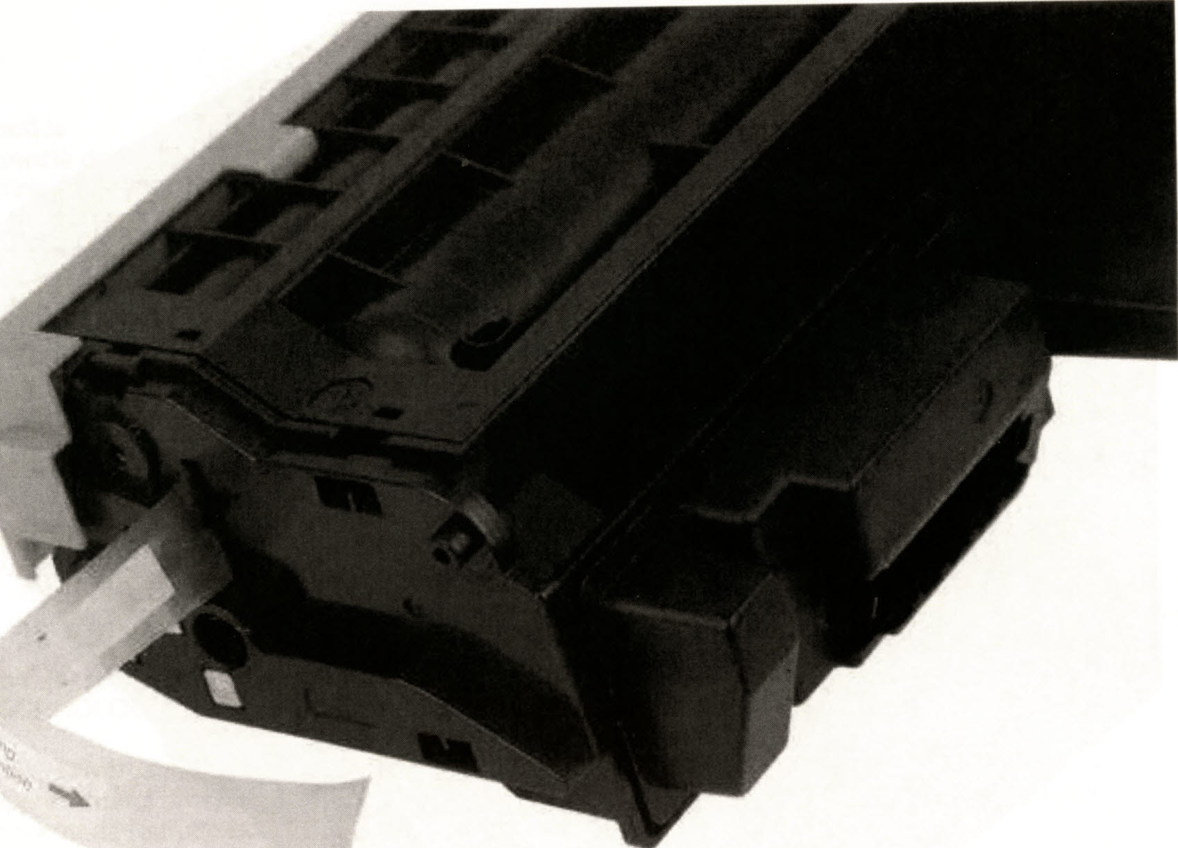 CARTUCCIA DI TONER.
L'ARTICOLO E' DESTINATO AD ESSERE UTILIZZATO CON SPECIFICA STAMPANTE ED E' DOTATO SULLA PARTE LATERALE DI MECCANISMI MECCANICI DESTINATI ALLA CONNESSIONE CON LA STAMPANTE STESSA E FUNZIONALI A FAR RUOTARE LE PARTI INTERNE DELLA CARTUCCIA.
IL PRODOTTO E' IN PLASTICA ED E' COMPOSTO DAI SEGUENTI ELEMENTI:
1) TONER IN POLVERE 2) LAMA DI DISTRIBUZIONE 3) RULLO DI ALIMENTAZIONE 4) RULLO DI SVILUPPO 5) RESET MECCANICO 6) CHIP.