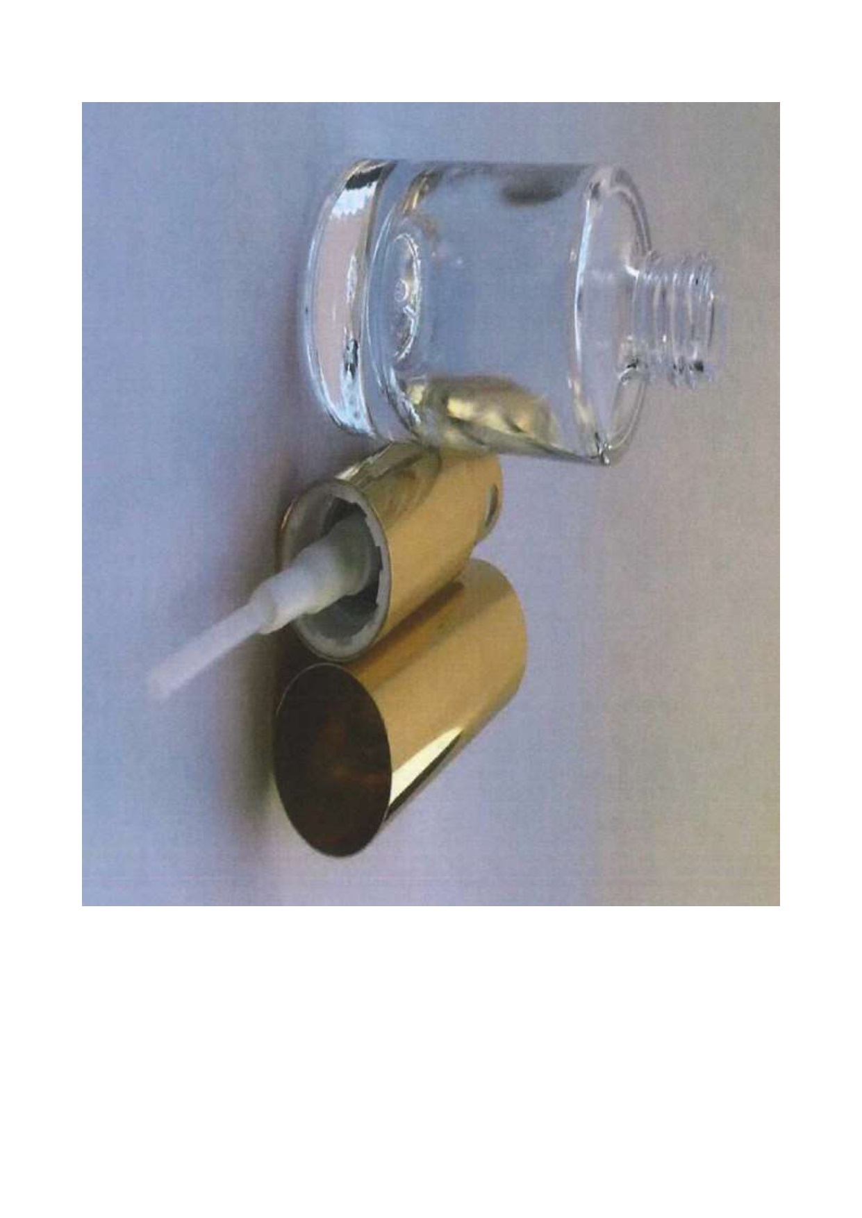 SPRUZZATORE PER PROFUMO PRESENTATO NON MONTATO. IL PRODOTTO E' COMPOSTO DA UN FLACONE DÌ VETRO, UNA POMPA SPRAY IN PLASTICA E ALLUMINIO E UNA SOVRAPOMPA IN ALLUMINIO (O ALTRI MATERIALI) DESTINATI AD ESSERE RIEMPITI CON PROFUMO PER TOELETTA. LO SPRUZZATORE RAPPRESENTA L'ELEMENTO CHE FORNISCE IL CARATTERE ESSENZIALE ALL'ASSORTIMENTO DI OGGETTI SPECIFICANDO LA DESTINAZIONE D'USO DEGLI ALTRI ACCESSORI. A SECONDA DEL MODELLO L'ARTICOLO PUÒ AVERE DIVERSI TIPI DI FLACONI DI VETRO LAVORATI O SERIGRAFATI.
IL FLACONE E' DESTINATO AD ESSERE RIEMPITO CON PROFUMO PER TOELETTA.