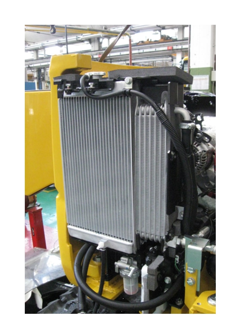 RADIATORE.
L'ARTICOLO CONSISTE IN UN COMPONENTE MECCANICO IN ALLUMINIO OTTENUTO BRASANDO SOTTILI ALETTE DI ALLUMUNIO A TUBI DI ALLUMINIO, CHE PERMETTE LO SCAMBIO DI CALORE DAL LIQUIDO DEL MOTORE (MISCELA DI ACQUA E DI GLICOLE) ALL'ARIA CONVOGLIATA DAL VENTILATORE O DAL VENTO DI CORSA. IL CONGEGNO, PROGETTATO E DISEGNATO PER CONSENTIRE IL RAFFREDDAMENTO DEI LIQUIDI, MANTENENDO LA TEMPERATURA COSTANTE, E' DESTINATO AD ESSERE MONTATO ESCLUSIVAMENTE SU MACCHINE DI MOVIMENTO TERRA.