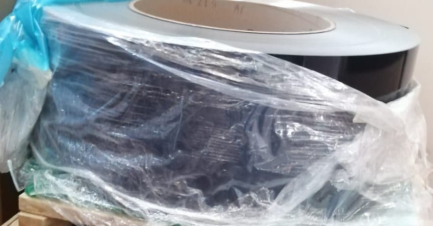 PRODOTTO LAMINATO PIATTO IN ACCIAIO INOSSIDABILE,  DI LARGHEZZA UGUALE O SUPERIORE A 600MM.
IL PRODOTTO E' IMPIEGATO NEL SETTORE AUTOMOTIVE  PER GLI ALLESTIMENTI INTERNI ED ESTERNI DEGLI AUTOVEICOLI.
IL PRODOTTO E' LAMINATO A FREDDO E RIVESTITO SU UNA FACCIA CON UNO STRATO DI MATERIA PLASTICA  (POLIVINILDENFLUORURO).
IL RIVESTIMENTO DI MATERIA PLASTICA PU0' ESSERE DI VARI COLORI A TINTA UNITA OPPURE IN FINITURA METALLICA.
LA MERCE SI PRESENTA IN  ROTOLI .