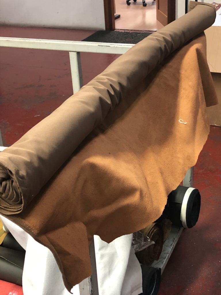 CUOIO RICOSTITUITO IN ROTOLI OTTENUTO DA FIBRE DI CUOIO INCOLLATE E PRESSATE SU TESSUTO DI POLIESTERE.
IL PRODOTTO VIENE UTILIZZATO PER LA FABBRICAZIONE DI ACCESSORI DI ABBIGLIAMENTO, CALZATURE E ARREDAMENTI.