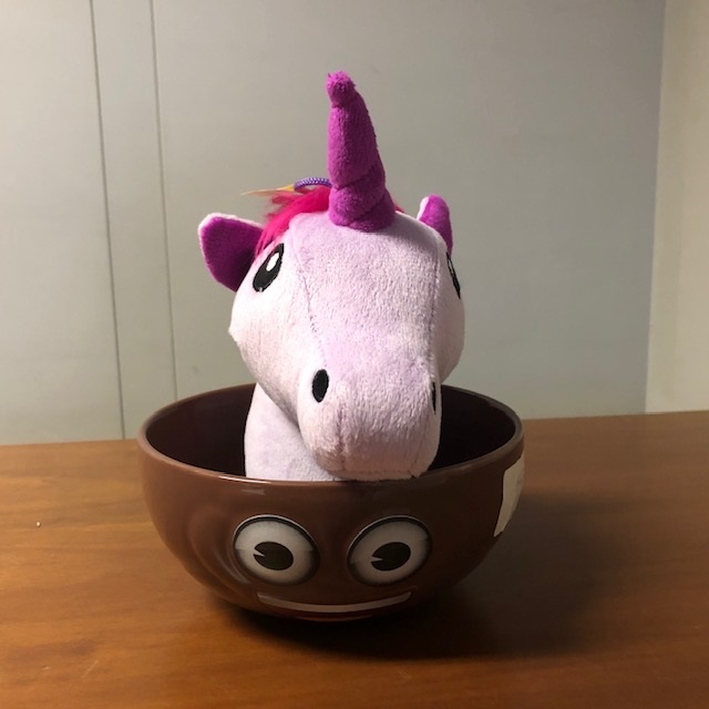 TAZZA EMOJI IN CERAMICA.
OGGETTO PER IL SERVIZIO DA TAVOLA E DA CUCINA.
LA MERCE NON E' TRANSLUCIDA ED HA UN
COEFFICIENTE DI ASSORBIMENTO DI ACQUA INFERIORE AL 3% IN PESO. ALLA FRATTURA IL MATERIALE CERAMICO RISULTA ESSERE COSTITUITO DA  PASTA OMOGENEA VETRIFICATA DI COLORE CHIARO.
IL PRODOTTO SI PRESENTA CON ALL'INTERNO UN PUPAZZO IN PELUCHE, CLASSIFICATO SEPARATAMENTE NELL'ITV  N. IT BTI 2019-0563V-277100/2.
