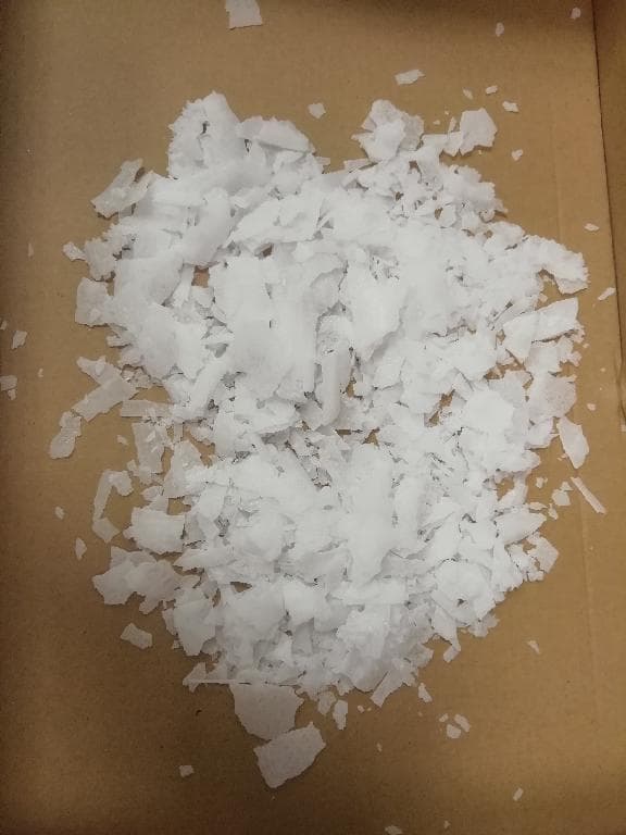 SCAGLIE BIANCASTRE DALL'ASPETTO CEROSO.
SI TRATTA DI MATERIA PRIMA UTILIZZATA ANCHE NEL SETTORE FARMACEUTICO, COSMETICO  E DELLA DETERGENZA.
IL PRODOTTO E' UN ESTERE DI NATURA SINTETICA DI ACIDO STEARICO DI ORIGINE VEGETALE CON GLICOLE POLIETILENICO.
LO STESSO HA PROPRIETA' DI MODIFICARE LA VISCOSITA' DI SISTEMI LIQUIDI, DI EMULSIONANTE E SOLUBILIZZANTE.
