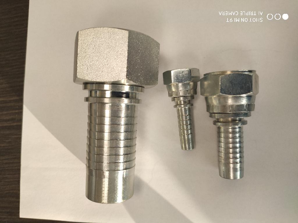 RACCORDO “FEMMINA A DADO PRESSATO”. L’ARTICOLO E’ REALIZZATO IN ACCIAIO AL  CARBONIO ATTRAVERSO  UN  PROCESSO  DI  STAMPAGGIO  A  CALDO  DI  FUSIONE,  LAVORAZIONE E ZINCATURA. IL PRODOTTO PRESENTA AD UNA ESTREMITA'  DELLE SCANALATURE CIRCOLARI PARALLELE E ALL'ALTRA ESTREMITA’ UN DADO GIREVOLE INTEGRATO CON FILETTATURA ELICOIDALE FEMMINA. L’ARTICOLO HA LA FUNZIONE DI RACCORDARE UN TUBO FLESSIBILE IN GOMMA (UTILIZZATO PER LA TRASMISSIONE DI FLUIDI, IN PARTICOLARE OLIO IDRAULICO) AD UN ALTRO DISPOSITIVO. LE  LUNGHEZZE IN FUNZIONE DEI MODELLI POSSONO VARIARE DA 42 A 113MM E L’ESAGONO DEL DADO FEMMINA PUÒ VARIARE DA 14 A 70 MM.