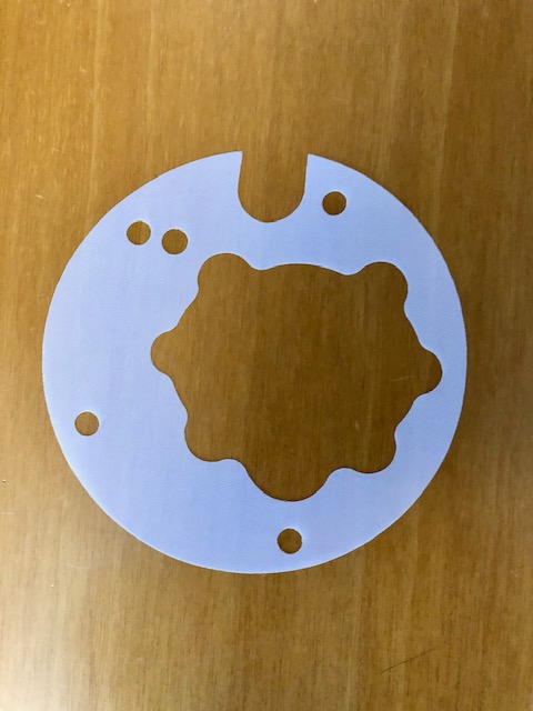 MANUFATTO TESSILE PER USO TECNICO, LA CUI SAGOMA E' OTTENUTA SU SPECIFICA RICHIESTA DEL CLIENTE.
PER DICHIARAZIONE DI PARTE, L'ARTICOLO SI PRESENTA CONDIZIONATO IN CONFEZIONI MULTIPLE ED E' DESTINATO AL SETTORE DELL'INDUSTRIA QUALE COMPONENTE PER IL FILTRAGGIO DEI LIQUIDI.