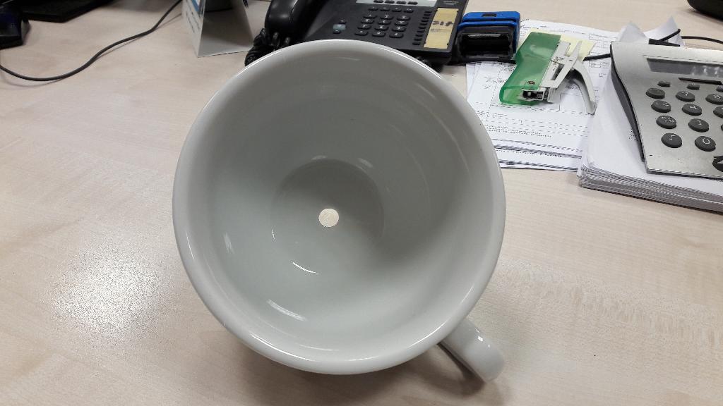 ARTICOLO ORNAMENTALE COSTITUITO DA UN PIATTO E DA UNA TAZZA DA CAFFE' IN PORCELLANA BIANCA. IL PIATTO HA UN DIAMETRO DI CIRCA 28 CM ED UN'ALTEZZA DI CIRCA 3 CM; LA TAZZA HA UN DIAMETRO DI CIRCA 18 CM ED UN'ALTEZZA DI CIRCA 12 CM. ENTRAMBI I PEZZI PRESENTANO UN FORO CENTRALE CHE PUO' ESSERE UTILIZZATO PER IL PASSAGGIO DI UNA STAFFA PER SOLLEVARE I DUE ELEMENTI DALLA BASE DI APPOGGIO.
IL PRODOTTO E' DESTINATO AD ESSERE UTILIZZATO A SCOPI PUBBLICITARI NEGLI ESERCIZI PUBBLICI MA NON E' DESTINATO A VENIRE A CONTATTO CON GLI ALIMENTI.
LE TAZZE POSSONO AVERE DIVERSE FORME MA DIMENSIONI SIMILI.