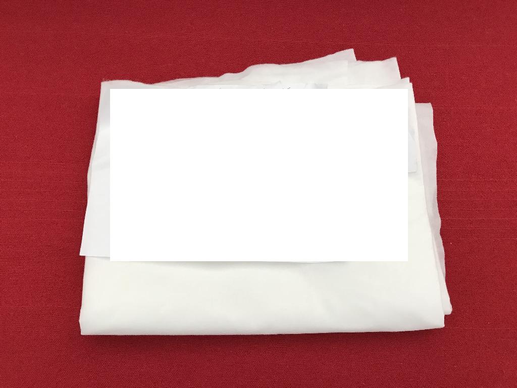 Stoffa non tessuta di colore bianco, di filamenti sintetici o artificiali, non impregnata nè spalmata o ricoperta nè stratificata. La stoffa non tessuta si presenta in bobine di varie altezze, con peso al metro quadrato di grammi 58 circa.
Il prodotto è destinato a diversi usi industriali.