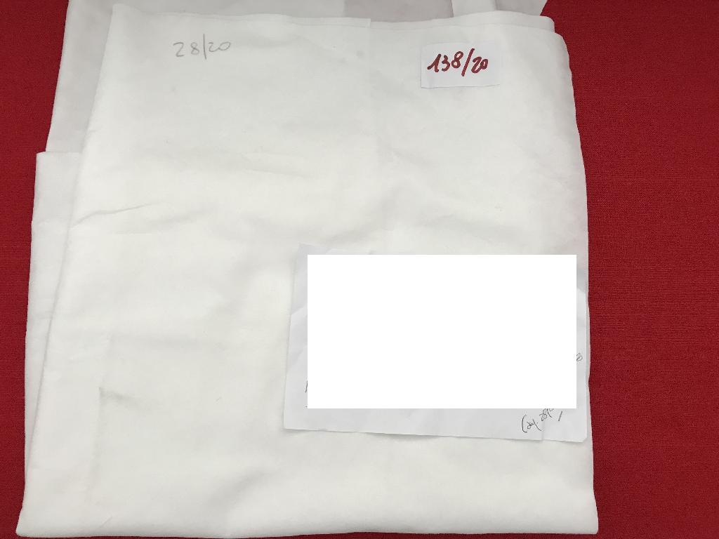 Stoffa non tessuta di colore bianco, di filamenti sintetici o artificiali, non impregnata nè spalmata o ricoperta nè stratificata. La stoffa non tessuta si presenta in bobine di varie altezze, con peso al metro quadrato di grammi 100 circa.
Il prodotto è destinato a diversi usi industriali.
