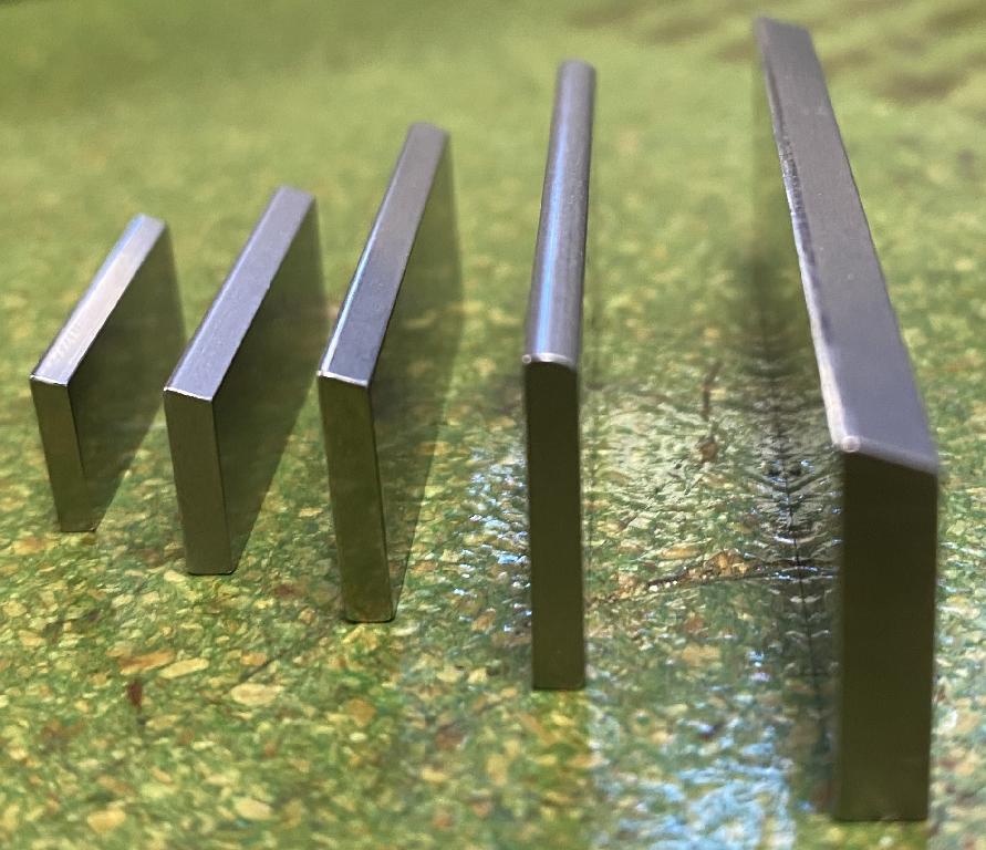 PALETTE DETTE "VANES"  PER POMPE OLEODINAMICHE VOLUMETRICHE A CILINDRATA VARIABILE.
LE PALETTE (SOLITAMENTE  INSTALLLATE IN NUMERO DI 11 O 13 O 15 PER OGNI POMPA) SERVONO A ISOLARE I VANI RIEMPITI DI OLIO E UNITAMENTE ALLA POSIZIONE ECCENTRICA DELLO STATORE DEFINIRE UNA VARIAZIONE DI VOLUME DEI VANI STESSI DURANTE OGNI GIRO DI ROTAZIONE DELLA POMPA CONSENTENDO IL TRASFERIMENTO DEL FLUIDO DALL'ASPIRAZIONE ALLA MANDATA.
LE PALETTE HANNO LA FORMA DEI PARALLELEPIPEDI CON UN PROFILO SPECIFICO NELLA ZONA DI CONTATTO PALETTA-STATORE.
IL MATERIALE DI CUI SONO COSTITUITE E' L'ACCIAIO. DIMENSIONI: SPESSORE DA 1,8 A 3,5 MM; ALTEZZA 8,2 A 18 MM; LARGHEZZA DA 19 MM A 52 MM.