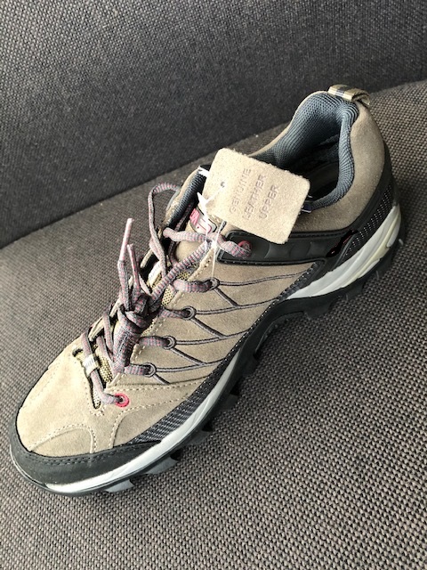 CALZATURA  DA TREKKING  PER UOMO CON SUOLA ESTERNA DI GOMMA SINTETICA BICOLORE, CON RILIEVI ANTISCIVOLO SU TUTTA LA LUNGHEZZA. LA TOMAIA E' COSTITUITA PREVALENTEMENTE DA CUOIO E IN MISURA MINORE DA TESSUTO E GOMMA. LA CALZATURA E' MUNITA DI UN'INTERSUOLA AMOVIBILE FODERATA DI TESSUTO NELLA PARTE A CONTATTO CON IL PIEDE E DI UN SISTEMA DI CHIUSURA  TRADIZIONALE PER ALLACCIATURA.