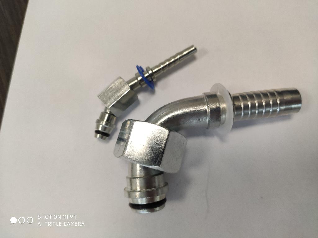 RACCORDO, DI FORMA CURVA, PER TUBI. L’ARTICOLO, PER DICHIARAZIONE DI PARTE, E’ REALIZZATO IN ACCIAIO AL CARBONIO. E PRESENTA LE SEGUENTI CARATTERISTICHE: UN’ESTREMITA’ INFERIORE DI FORMA CILINDRICA DOTATA DI SERRAGGI NON ELICOIDALI CON UN INSERTO DI PLASTICA PER EVITARE LA FUORIUSCITA DEL DADO; UN’ESTREMITA’ SUPERIORE, DOPO LA CURVA DI GRADO VARIABILE 45° O 90°, DOTATA DI UN DADO INTEGRATO GIREVOLE CON FILETTATURA ELICOIDALE FEMMINA E UNA GUARNIZIONE IN GOMMA. A SECONDA DEL MODELLO LE DIMENSIONI POSSONO VARIARE: LUNGHEZZA DA 47 A 231,5 MM. DADO FEMMINA: FILETTATURA AMERICANA (9-16’’-18/2’’-12) O METRICA (M12X1,5/M52X2).
L’ARTICOLO HA LA FUNZIONE DI RACCORDARE UN TUBO DI GOMMA A UN DISPOSITIVO