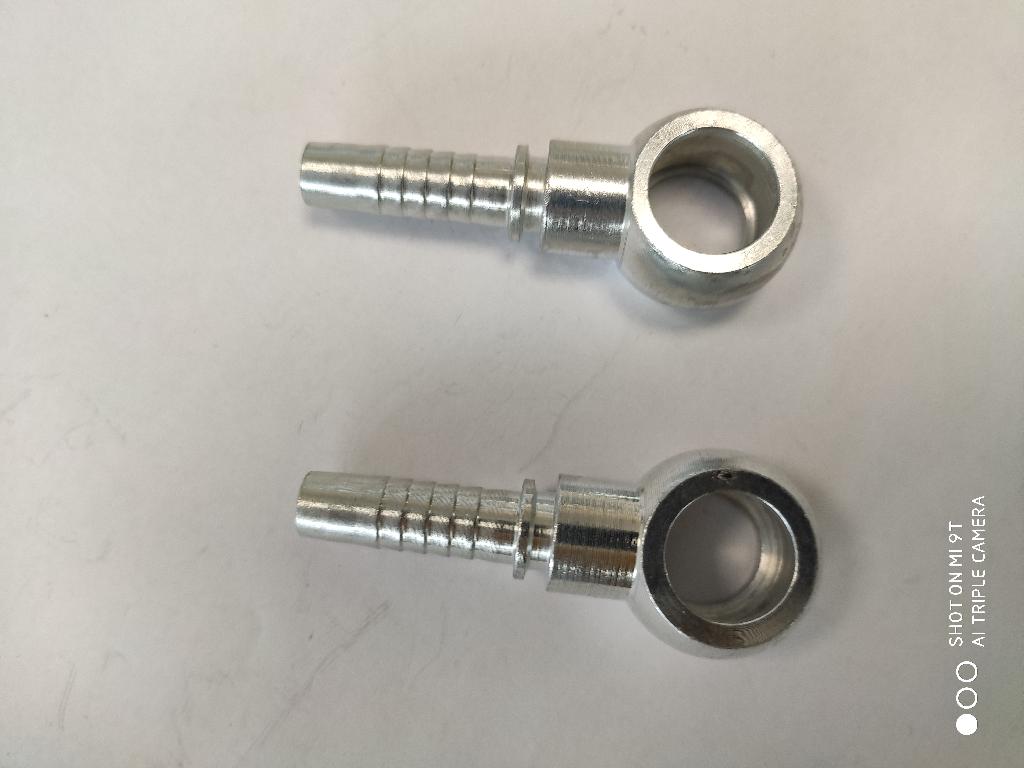 OCCHIO DI ACCIAIO AL CARBONIO. 
PER DICHIARAZIONE DI PARTE, IL PRODOTTO E' OTTENUTO MEDIANTE FUSIONE A CALDO, STAMPAGGIO, LAVORAZIONE E ZINCATURA, CON PARTE SUPERIORE DI FORMA CILINDRICA, CON FORO LATERALE DI DIAMETRO VARIABILE DA 10 MM A 33,5 MM ALL'INTERNO DEL QUALE VIENE FISSATA UNA VITE FILETTATA METRICA O GAS. L'ARTICOLO NELLA PARTE INFERIORE  PRESENTA  UN GAMBO DI FORMA CONICA CON UN FORO INTERNO PER IL PASSAGGIO DEL FLUIDO, E PRESENTA DEI SERRAGGI, PER L'INSERIMENTO DI UN TUBO DI GOMMA.
IL PRODOTTO HA LA FUNZIONE DI RACCORDARE UN TUBO E UN DISPOSITIVO.