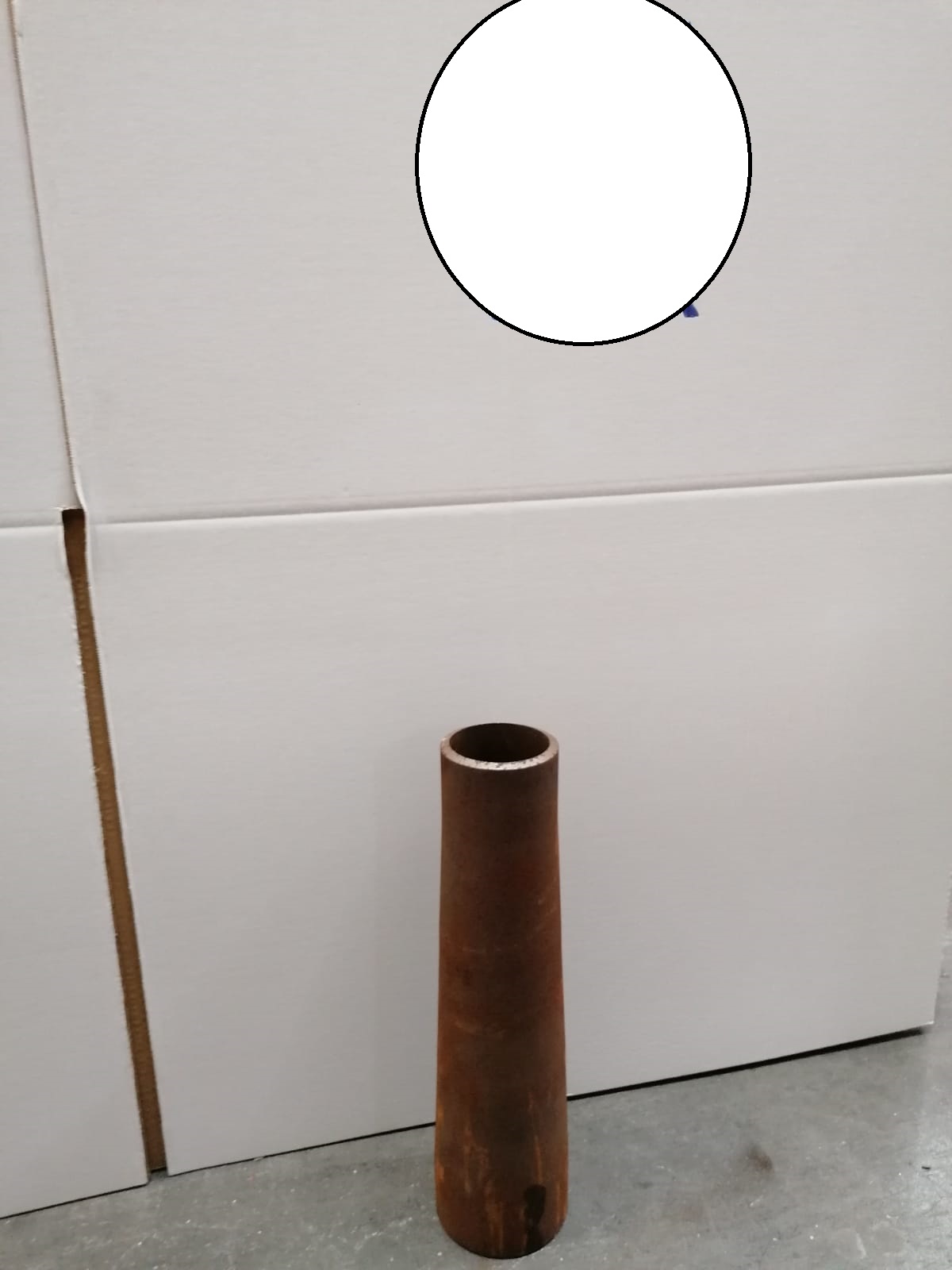RIDUZIONE PER LINEE DI DISTRIBUZIONE DI CALCESTRUZZO. 
L’ARTICOLO DI FORMA CILINDRICA E’ REALIZZATO, PER DICHIARAZIONE DI PARTE, IN ACCIAIO CON UNA SEZIONE CIRCOLARE SU ENTRAMBI I LATI. I BORDI SONO LAVORATI PER GARANTIRE L’ACCOPPIAMENTO CON LE RELATIVE FLANGE. L’ARTICOLO HA LA FUNZIONE DI COLLEGARE DUE TRATTI DELLA LINEA DI POMPAGGIO DELLA MACCHINA AVENTI DUE DIAMETRI DIVERSI. LA RIDUZIONE CONSENTE IL RESTRINGIMENTO DI PASSAGGIO DA UN DIAMETRO MAGGIORE AD UN DIAMETRO MINORE CONSENTENDO DI AUMENTARE LA VELOCITA' DI MOVIMENTO DEL FLUIDO POMPATO (CALCESTRUZZO).  
A SECONDA DELLA MACCHINA SU CUI VA INSTALLATA, LA RIDUZIONE PRESENTA DIVERSE MISURE: DIAMETRI A PARTIRE DA 65/50 MM FINO A 180/150 MM. LUNGHEZZA DA 430 FINO A 1530 MM. SPESSORE 7 MM. VALORE MEDIO DI DUREZZA 85 HRB-.