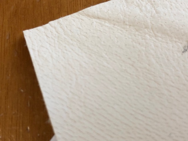 PELLE DEPILATA DI OVINO "IN CRUST" ALLO STATO SECCO, DI COLORE BIANCO SPORCO. IN BASE ALLE INFORMAZIONI FORNITE DALLA PARTE LA PELLE E' STATA SOTTOPOSTA A RICONCIATURA CON TANNINI SINTETICI E INGRASSATA.
LA DITTA DICHIARA, INOLTRE, CHE DETTE PELLI POSSONO ESSERE DI ALTRI COLORI E NON POSSONO ESSERE UTILIZZATE TAL
QUALI PER LA FABBRICAZIONE DI LAVORI IN PELLE.
LA PELLE E' DESTINATA AD UN UTILIZZO PER LA FABBRICAZIONE DI CALZATURE E PELLETTERIA.