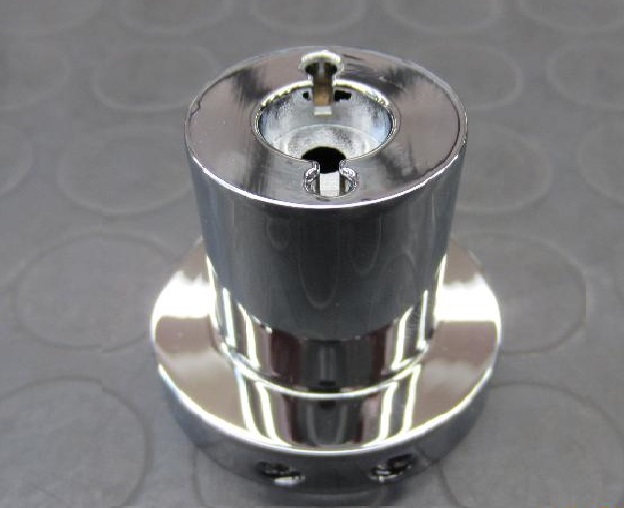 SUPPORTO PER ANELLO PORTA SALVIETTE DA BAGNO.
IL PRODOTTO E' REALIZZATO IN UNA LEGA DI ZINCO-ALLUMINIO CON UN PESO PREDOMINANTE DI ZINCO (MATERIALE ZAMA).
IL PRODOTTO  E ' DOTATO DI UN SOTTILE RIVESTIMENTO DI ALTRI METALLI DI BASE SU TUTTA LA SUPERFICIE.
DIMENSIONI: PROFONDITA' CM 4, DIAMETRO MAX CM 4.