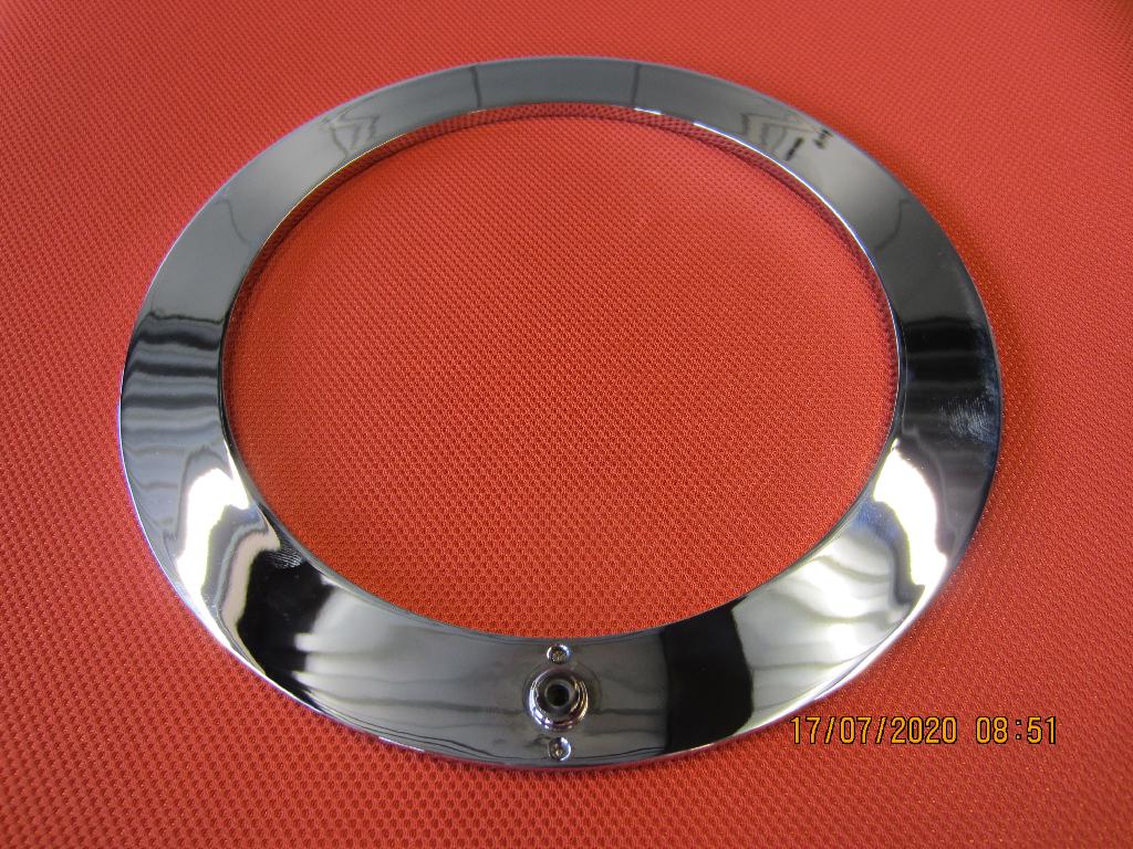 ANELLO PORTA SALVIETTE DA BAGNO.
IL PRODOTTO E' REALIZZATO IN UNA LEGA DI ZINCO-ALLUMINIO CON UN PESO PREDOMINANTE DI ZINCO (MATERIALE ZAMA).
L' ANELLO HA UN DIAMETRO DI CIRCA 22 CM ED E'  DOTATO DI UN SOTTILE RIVESTIMENTO DI ALTRI METALLI DI BASE SU TUTTA LA SUPERFICIE.