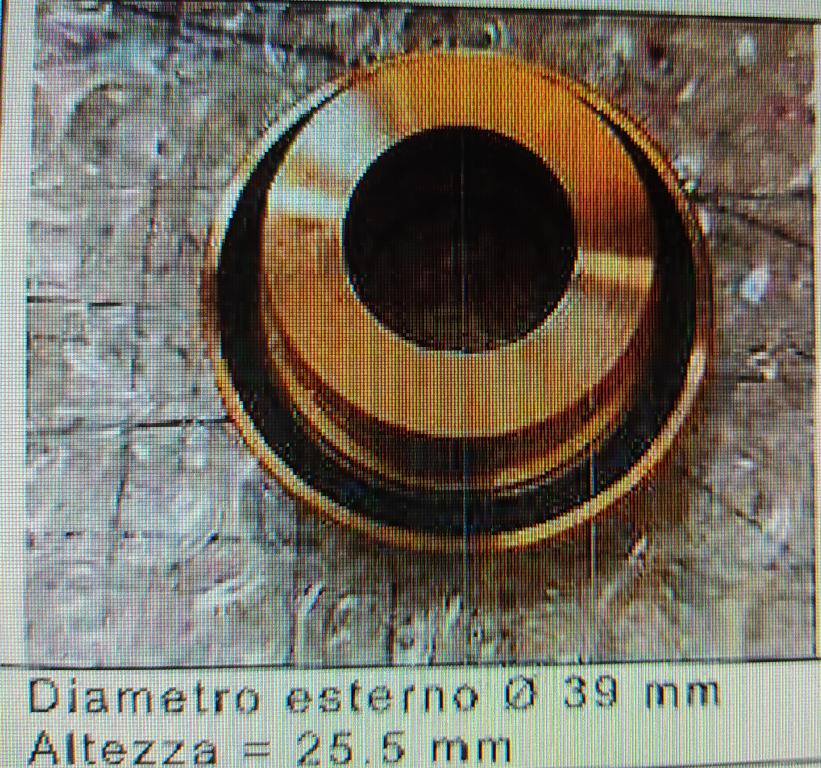 PARTE DI VALVOLA. PER DICHIARAZIONE DI PARTE, L’ARTICOLO E’ REALIZZATO IN OTTONE UNI CUZN40PB2 (OT58) ED E’ UTILIZZATO PER LA PRODUZIONE E LA REALIZZAZIONE DI VALVOLE DI DERIVAZIONE EVITANDO EVENTUALI FUORIUSCITE DI ACQUA BLOCCANDOLA DEL TUTTO. DOTATO DI FILETTATURA PER L’ACCOPPIAMENTO ALLA VALVOLA E AL COPERCHIO E DI SEDI CON ORING DI TENUTA INTERNI (2) E ESTERNI (1).