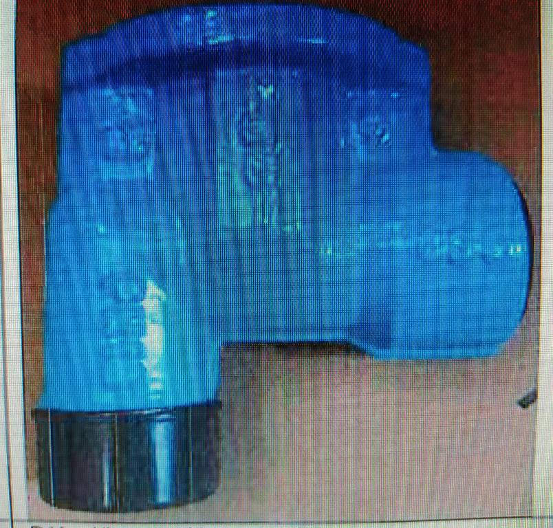 PARTE DI VALVOLA. L’ARTICOLO E’ REALIZZATO IN GHISA EN GJS 400-15 VERNICIATA INTERNAMENTE E ESTERNAMENTE CON POLVERE EPOSSIDICA APPLICATA A LETTO FLUIDO COLORE AZZURRO/BLU CHIARO. IL PRODOTTO E’ DOTATO DI UNA ESTREMITÀ FILETTATA FEMMINA/MASCHIO E HA UNA SEDE PIANA DOTATA DI DUE FORI FILETTATI M12 PER CONSENTIRE IL FISSAGGIO DEL COPERCHIO E PRESENTARE LA SEDE PER LA GUARNIZIONE IN GOMMA DI TENUTA TRA CORPO E COPERCHIO.  LA REALIZZAZIONE AD  ANGOLO CONSENTE UNA INSTALLAZIONE PERPENDICOLARE AL TUBO DI LINEA. DIMENSIONI: DN 1"-1 1/4"-1 1/2"-2"