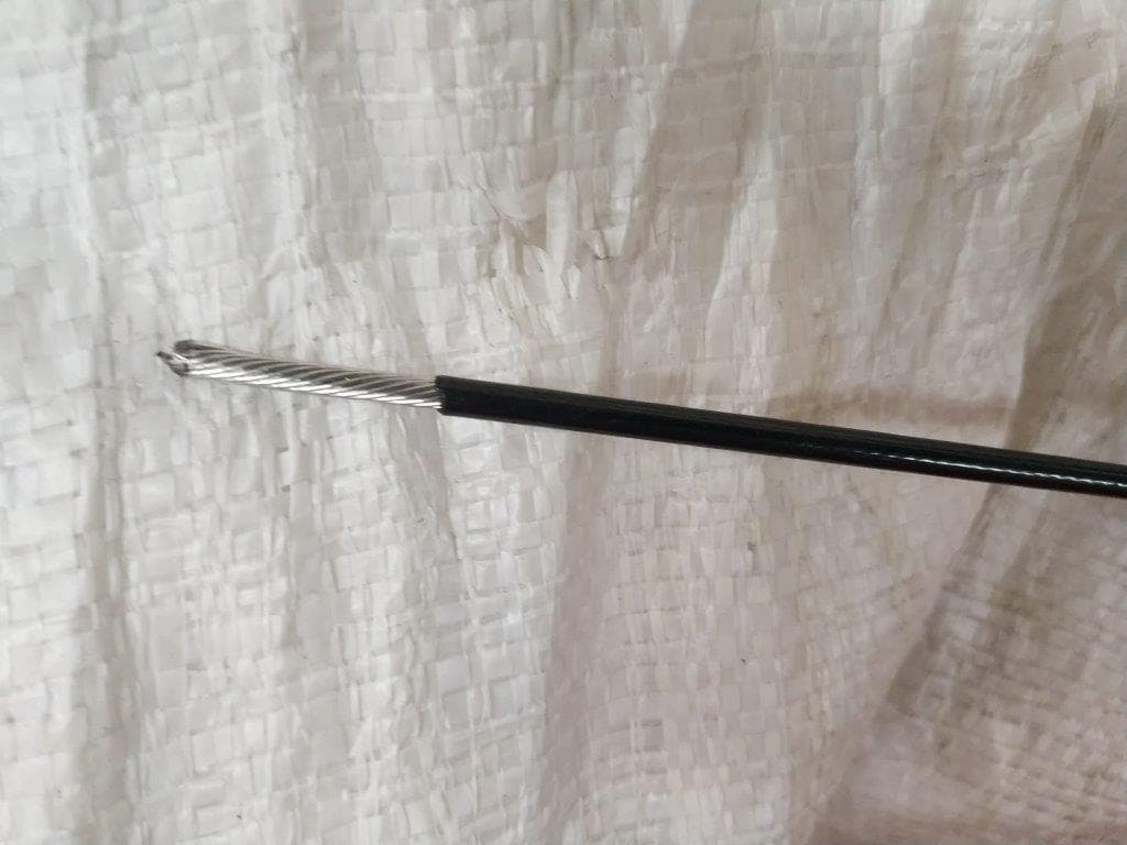 TREFOLO DI 19 FILI DI ACCIAIO NON LEGATO CHE SI AVVOLGONO ELICOIDALMENTE. IL TREFOLO E' ZINCATO ED E' RIVESTITO DI
UNA GUAINA DI POLIAMMIDE DI COLORE NERO. LA SEZIONE MASSIMA DEL TREFOLO E' DI 3 MM ESCLUSO IL RIVESTIMENTO. LA
MERCE SI PRESENTA IN BOBINE.