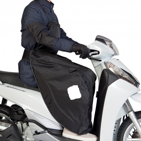 COPRIGAMBE DI TESSUTO SINTETICO IMPERMEABILE CHE COPRE LA PARTE FRONTALE DELLE GAMBE ED IL PETTO, SORRETTO DA UN
CINTINO DI STOFFA CHE SI LEGA ATTORNO AL COLLO, E DA UNA CINTA IN NEOPRENE CHE ASSICURA IL CAPO ALLA VITA TRAMITE VELCRO.
IL PRODOTTO E' UN ACCESSORIO DI ABBIGLIAMENTO INDOSSATO DAI MOTOCICLISTI PER RIPARARSI DALLE INTEMPERIE: ACQUA, VENTO
E FREDDO.
IL CAPO SI INDOSSA COME UN GREMBIULE APERTO SUL DIETRO; NELLA PARTE INTERNA, ALL'ALTEZZA DELLA COSCIA, VI E' UNA PELLICCIA SINTETICA.
IL PRODOTTO E' CONFEZIONATO IN UNA BUSTA IN POLIETILENE TRASPARENTE PER LA VENDITA AL DETTAGLIO.