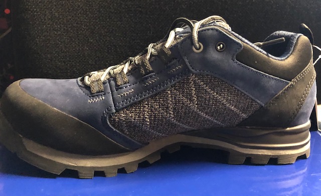 CALZATURE PER IL TREKKING, DA UOMO, CON SUOLA ESTERNA IN GOMMA MUNITA DI RILIEVI ANTISCIVOLO. LA TOMAIA E' COSTITUITA PREVALENTEMENTE DA CUOIO SCAMOSCIATO E, IN MISURA MINORE, DA TESSUTO ANTIABRASIONE E GOMMA. LA CALZATURA E' DOTATA DI UN SISTEMA DI CHIUSURA TRAMITE LACCI PASSANTI IN APPOSITE ASOLE DI TESSUTO.