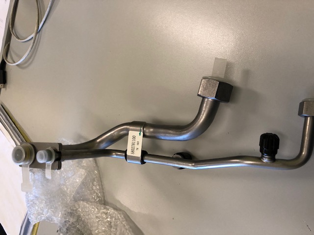 SISTEMA DI VALVOLE DI NON RITORNO ASSEMBLATE SU TUBI. IL SISTEMA E' COSTITUITO DA 1 VALVOLA DI "CREAZIONE VUOTO" DI DIAMETRO ESTERNO DI 13 MM, ALTEZZA 24 MM, CON FORO INTERNO FILETTATO E MECCANISMO A SPILLO; 1 VALVOLA CON FUNZIONE DI "CARICA IMPIANTO" DI DIAMETRO ESTERNO DI 16 MM, ALTEZZA DI 24 MM, CON FORO INTERNO FILETTATO E MECCANISMO A SPILLO; 1 VALVOLA DI AGGANCIO PRESSOSTATO DI DIAMETRO ESTERNO DI 12 MM. LE VALVOLE SONO ASSEMBLATE TRAMITE SALDATURA SU 2 TUBI RIGIDI, A LORO VOLTA TRA DI LORO SALDATI, APPOSITAMENTE SAGOMATI A PIU' PIEGHE.
L'ARTICOLO E' DESTINATO AD ESSERE UTILIZZATO IN UN IMPIANTO DI CONDIZIONAMENTO DI UN VEICOLO PESANTE PER CONSENTIRE IL CARICAMENTO DEL GAS E IL FUNZIONAMENTO DELLO STESSO.
L'ARTICOLO E' REALIZZATO IN ACCIAIO. PRESSIONE DI ESERCIZIO FINO A 2500 Mpa.