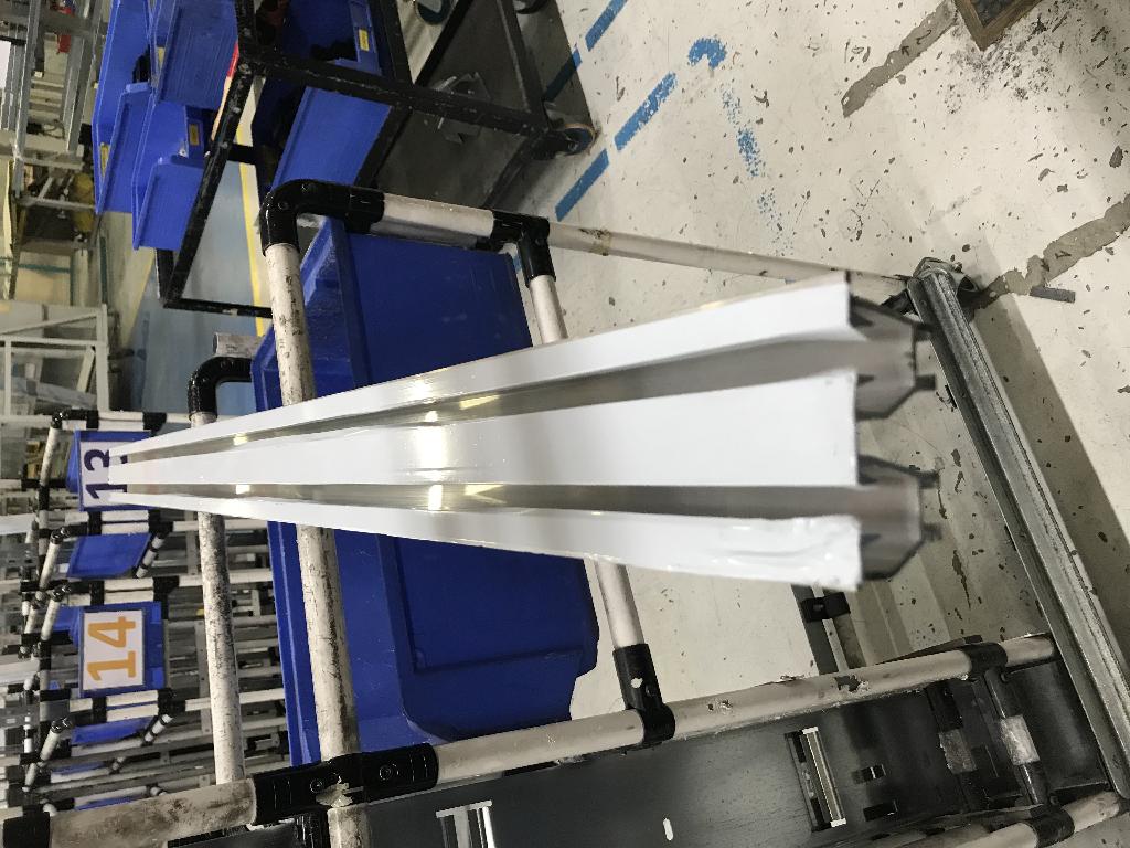 PROFILATO DI LEGA DI ALLUMINIO DA ESTRUSIONE. PER DICHIARAZIONE DI PARTE, IL PRODOTTO E’ COSTITUITO DA UNA      LEGA DI ALLUMINIO EN AW-6060. IL PROFILATO E’ PROGETTATO, TAGLIATO E PIEGATO A SECONDA DEL MODELLO DELL'ASCENSORE SU CUI VA UTILIZZATO  COME GUIDA INFERIORE.  LUNGHEZZA DA 499 MM A 3199 MM.
