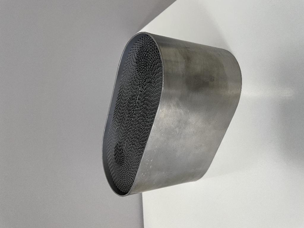 Apparecchio statico per la filtrazione e depurazione dei gas di scarico dei veicoli a motore o di impianti industriali.
L'apparecchio  è sprovvisto di qualsiasi meccanismo mobile, ed è composto da un substrato (blocco monolitico) in inox, posto all’interno di un guscio dello stesso materiale.
La depurazione avviene mediante azione fisica/meccanica.