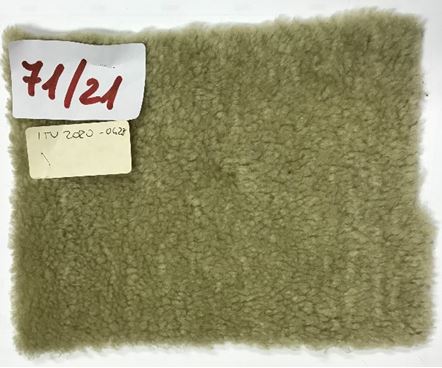 STOFFA A MAGLIA DETTA "A PELI LUNGHI" CHE IMITA SU DI UN LATO IL VELLO OVINO.
L'ARTICOLO E' PRESENTATO IN PEZZA E PER DICHIARAZIONE DI PARTE SI UTILIZZA PER LA CONFEZIONE DI CAPI DI ABBIGLIAMENTO.
IL PRODOTTO E' OTTENUTO DA UNA STOFFA A MAGLIA DI SUPPORTO DI POLIESTERE SUL CUI FONDO SONO INTRECCIATE FIBRE DI LANA CHE FORMANO IL VELLO.