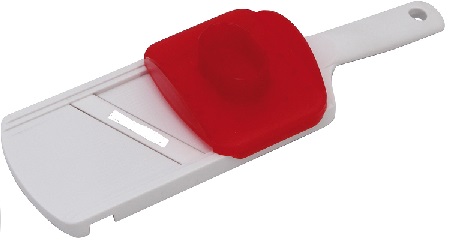 AFFETTATORE A SLITTA CON LAMA IN CERAMICA.
IL PRODOTTO E' UN UTENSILE A MANO PER USO DOMESTICO, UTILIZZATO IN CUCINA, PER AFFETTARE  FRUTTA E VERDURA. CON SPESSORE PREDEFINITO, NON REGOLABILE, DI 3 MM.
IL PRODOTTO SI COMPONE DI UNA STRUTTURA  IN ABS COMPRENSIVA DI IMPUGNATURA,  DI UNA LAMA  FISSA  IN CERAMICA,  E DI UN SALVADITA IN PP.
LA CERAMICA CONFERISCE AL PRODOTTO, IN BASE ALLA SUA IMPORTANZA IN RELAZIONE ALL'USO, IL CARATTERE ESSENZIALE.
IL PRODOTTO SI PRESENTA ALLA VENDITA IN BLISTER APPENDIBILE.