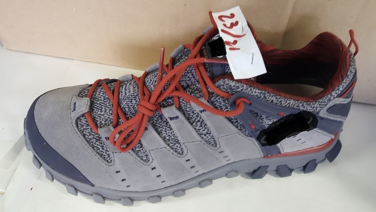 Calzatura unisex da trekking, che non ricopre la caviglia.
La tomaia è costituita prevalentemente in cuoio scamosciato e, in misura minore, da materiale tessile e gomma.La
suola esterna è di gomma sintetica con rilievi e tasselli antiscivolo su tutta la lunghezza. L'interno della calzatura è foderato e presenta una soletta sagomata removibile, di lunghezza superiore a 24 cm.
La tomaia è munita di un sistema di chiusura con lacci tradizionale.