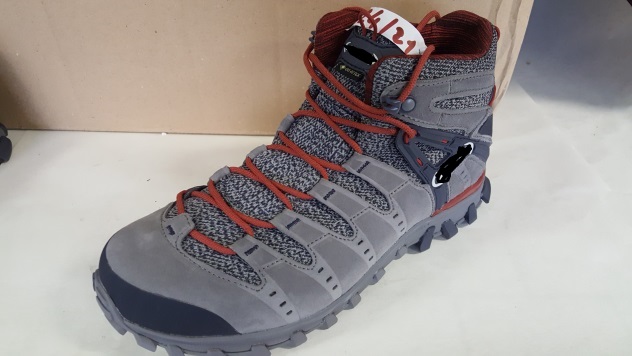 Calzatura unisex  da trekking, che ricopre la caviglia ma non il polpaccio.
La tomaia è costituita prevalentemente in cuoio scamosciato e, in misura minore, da materiale tessile e gomma. La suola esterna è di gomma sintetica con rilievi e tasselli antiscivolo su tutta la lunghezza.
L'interno della calzatura è foderato e presenta una soletta sagomata removibile, di lunghezza superiore a 24 cm. La tomaia è munita di un sistema di chiusura con lacci e di un gancio per ogni lato.