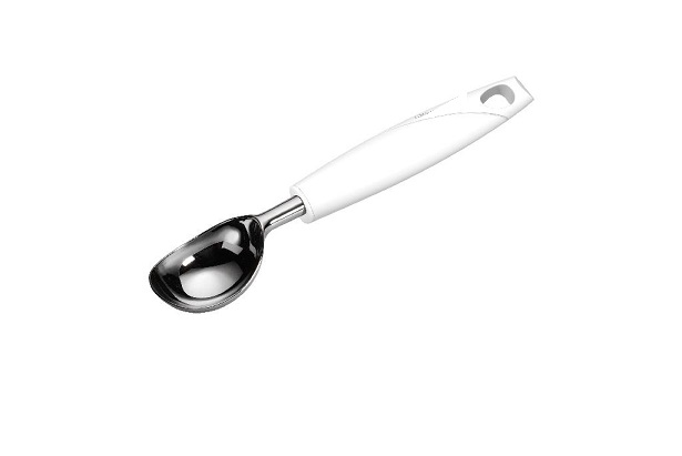 SERVIGELATO IN METALLO CROMATO.
PRODOTTO A FORMA DI CUCCHIAIO PER USO DOMESTICO DA UTILIZZARSI A MANO LIBERA PER MODELLARE, RIMUOVERE DA CONTENITORI E SERVIRE ALIMENTI IN PORZIONI SFERICHE, TIPICAMENTE IL GELATO. IL PRODOTTO PRESENTA UNA VASCA (CUCCHIAIO) IN ACCIAIO INOX  CROMATO, UNITA PER INCASTRO ALL’IMPUGNATURA IN PLASTICA PP CON OCCHIELLO PER APPENDERE IL PRODOTTO.
IL PRODOTTO SI PRESENTA ALLA VENDITA AL MINUTO IN CARTONCINO APPENDIBILE.
