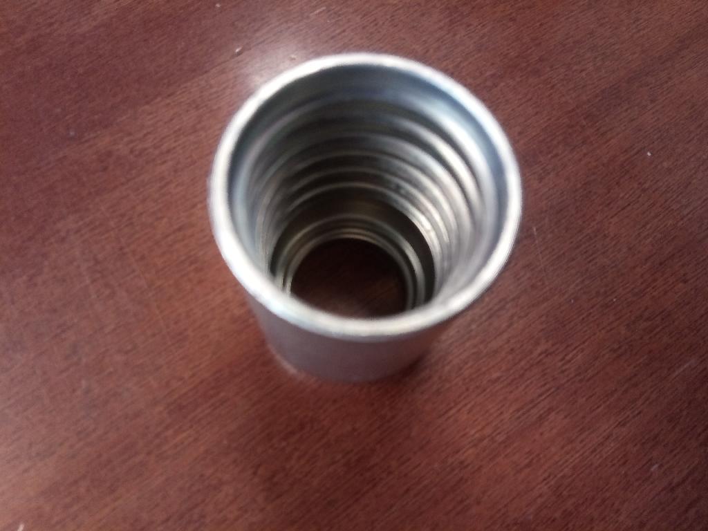 BOCCOLA PER TUBO FLESSIBILE (FERRULE).
LA BOCCOLA, DI FORMA CILINDRICA, E' REALIZZATA IN ACCIAIO AL CARBONIO; AL SUO INTERNO PRESENTA UN PROFILO NECESSARIO PER CREARE UN ACCOPPIAMENTO DI FORMA FRA ESSA, TUBO FLESSIBILE E CANNOTTO. I SERRAGGI PRESENTI ALL'INTERNO SONO PARALLELI ED HANNO UN PROFILO TRAPEZOIDALE.
LA BOCCOLA, A SECONDA DEL MODELLO, PUO’ AVERE DIAMETRI COMPRESI TRA 12MM E 100 MM E LUNGHEZZE COMPRESE TRA 25 MM E 150 MM.