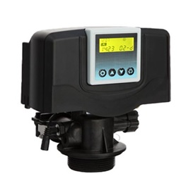 APPARECCHIO ELETTRONICO AUTOMATICO PER LA REGOLAZIONE ED IL CONTROLLO DI FLUIDI. PER DICHIARAZIONE DI PARTE, LO STRUMENTO È NORMALMENTE IMPIEGATO PER ATTUARE IL PROCESSO DI SCAMBIO IONICO CON LE RESINE CATIONICHE  E VIENE UTILIZZATO NEL PRODOTTO FINITO CHIAMATO ADDOLCITORE, CHE PERMETTE DI REGOLARE E STABILIZZARE LE CARATTERISTICHE DI DUREZZA DELL’ACQUA E DI PORTARE DETTO FATTORE AD UN VALORE PRESCRITTO E DI MANTENERLO QUALUNQUE SIANO LE INTERFERENZE, MEDIANTE UN CONTROLLO CONTINUO DEI VOLUMI EROGATI IN FASE DI ESERCIZIO. L’APPARECCHIO TRAMITE UNA VALVOLA DI TIPO VOLUMETRICO AZIONATA DA UN MOTORE COMANDATO DA UNA CENTRALINA ELETTRONICA GESTISCE IL PROCESSO DI RIGENERAZIONE IN FUNZIONE DEL VOLUME DI ACQUA CONSUMATO. NEL PRODOTTO È PRESENTE UN MISURATORE CHE DOVREBBE RILEVARE IL VOLUME DI ACQUA TRATTATA AL PASSAGGIO. LE VARIE COMPONENTI DEL PRODOTTO IN CAUSA (CORPO VALVOLA, MISURATORE, CENTRALINA ELETTRONICA, PANNELLO DI CONTROLLO DIGITALE) COSTITUISCONO UN SOL CORPO.