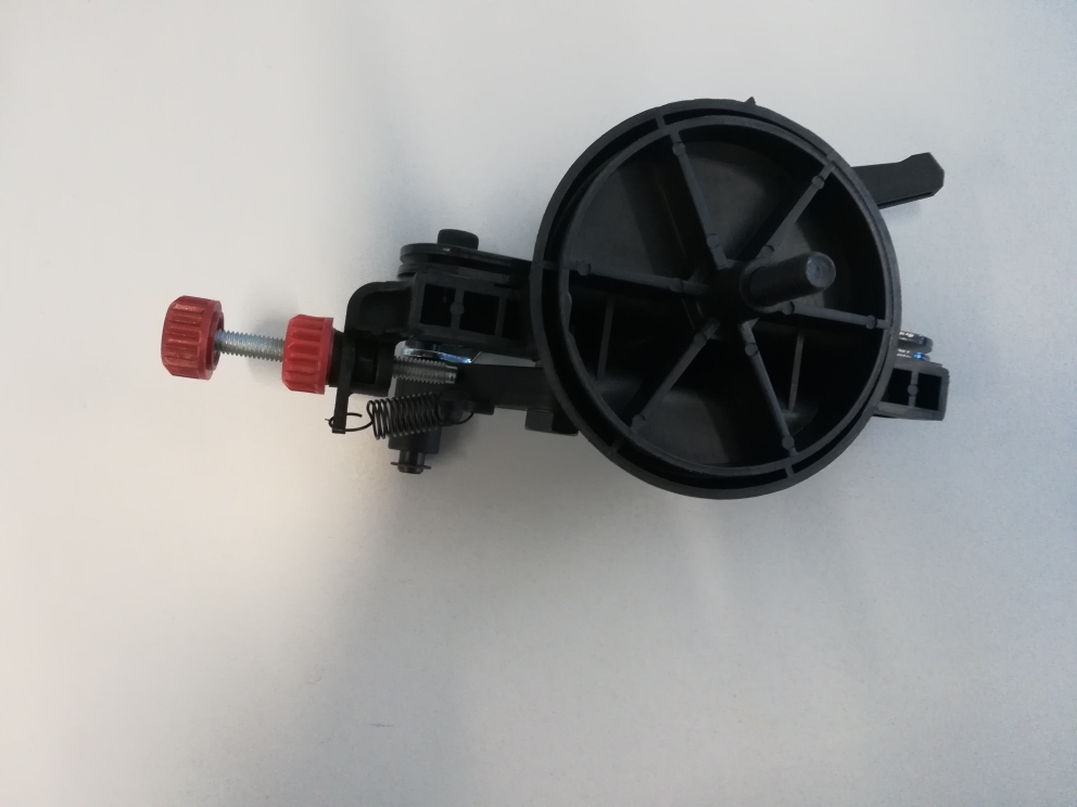 COMPONENTE DI UNA AFFILATRICE PER CATENE DA MOTOSEGHE,
SVOLGE LA  FUNZIONE DI TENERE FERMA LA CATENA DURANTE LA FASE DI AFFILATURA DEL DENTE DELLA CATENA STESSA.
L'ARTICOLO PUÒ ESSERE REALIZZATO IN ALLUMINIO O IN PLASTICA.
L'ARTICOLO HA  LA POSSIBILITÀ DI INCLINARSI CON VARIE ANGOLATURE PER PERMETTERE LO SPOGLIO DEL DENTE.
LA PARTE CIRCOLARE DELL'ARTICOLO HA UN DIAMETRO DI CIRCA 10CM.