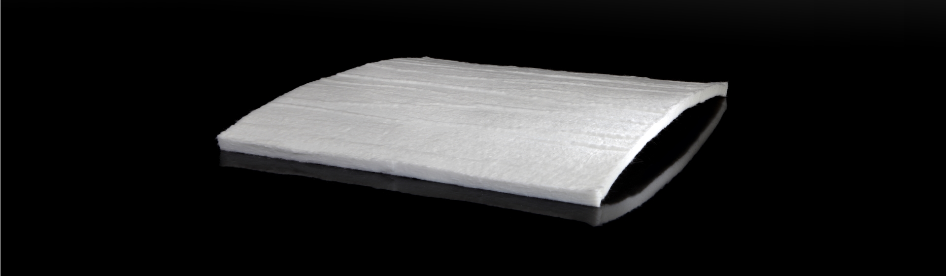 MATERIALE POROSO DESTINATO ALL'ISOLAMENTO TERMICO ED ACUSTICO IMPIEGATO NELL'EDILIZIA.
COMPOSIZIONE DICHIARATA:50/55% DI SILICE AMORFA SINTETICA, 40/45% FIBRA DI VETRO, 1-5% OSSIDO DI ALLUMINIO E 1-5% OSSIDO DI CALCIO.
LA MERCE SI PRESENTA SOTTO FORMA DI UN PANNELLO COSTITUITO, SECONDO QUANTO DICHIARATO, DA FIBRE MINERALI A FILAMENTO CONTINUO AGUGLIATE AD ALTA DENSITA' E AEROGEL A BASE DI SILICE AMORFA SINTETICA. 
IL PRODOTTO VIENE PRESENTATO AVVOLTO IN ROTOLI O PANNELLI DI SPESSORE VARIABILE DA 6 A 10 MM DI COLORE BIANCO CONFEZIONATI IN SCATOLE DI CARTONE.