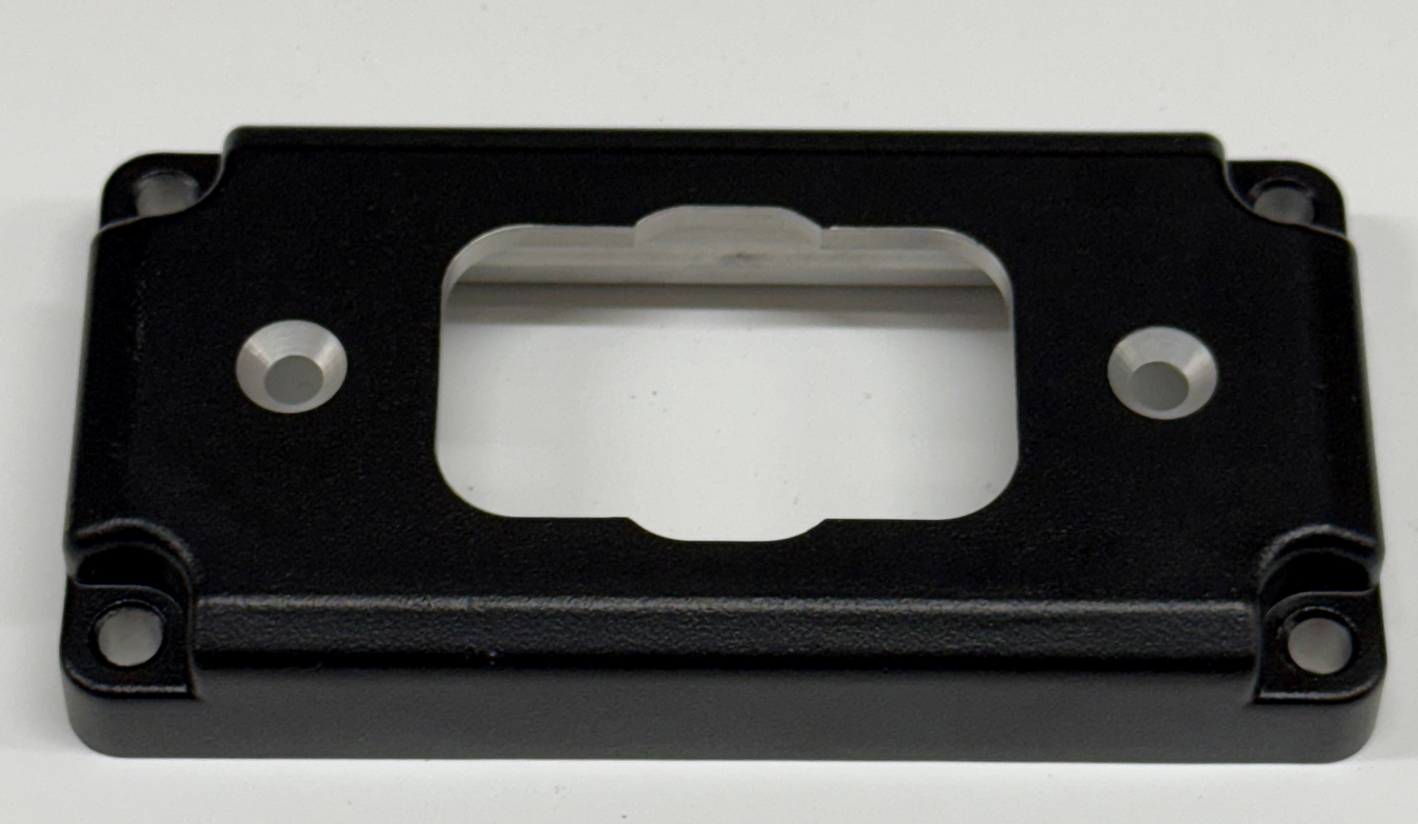 COPERCHIO DI UN INVERTER, C.D. CAPPA.
L'ARTICOLO CONSISTE NEL LATO SUPERIORE DI UN ALLOGGIAMENTO DI CIRCUITI STAMPATI E TERMINALI DI COLLEGAMENTO. 
HA UNA  SAGOMA  CON FORI DI FISSAGGIO, RIENTRANZE CAVE E PROFILI PARTICOLARI PER L'ACCOPPIAMENTO DI TENUTA CON LA PIASTRA DI BASE. SVOLGE TRE FUNZIONI: 1) FISSAGGIO DELLE PARTI ELETTRONICHE; 2) CONFINAMENTO DELLE ZONE SOTTO TENSIONE ELETTRICHE; 3) PROTEZIONE DA AGENTI ESTERNI MEDIANTE SAGOMATURE SPECIFICHE CHE SIGILLANO I VANI INTERNI.
L'ARTICOLO E' REALIZZATO IN ALLUMINIO.