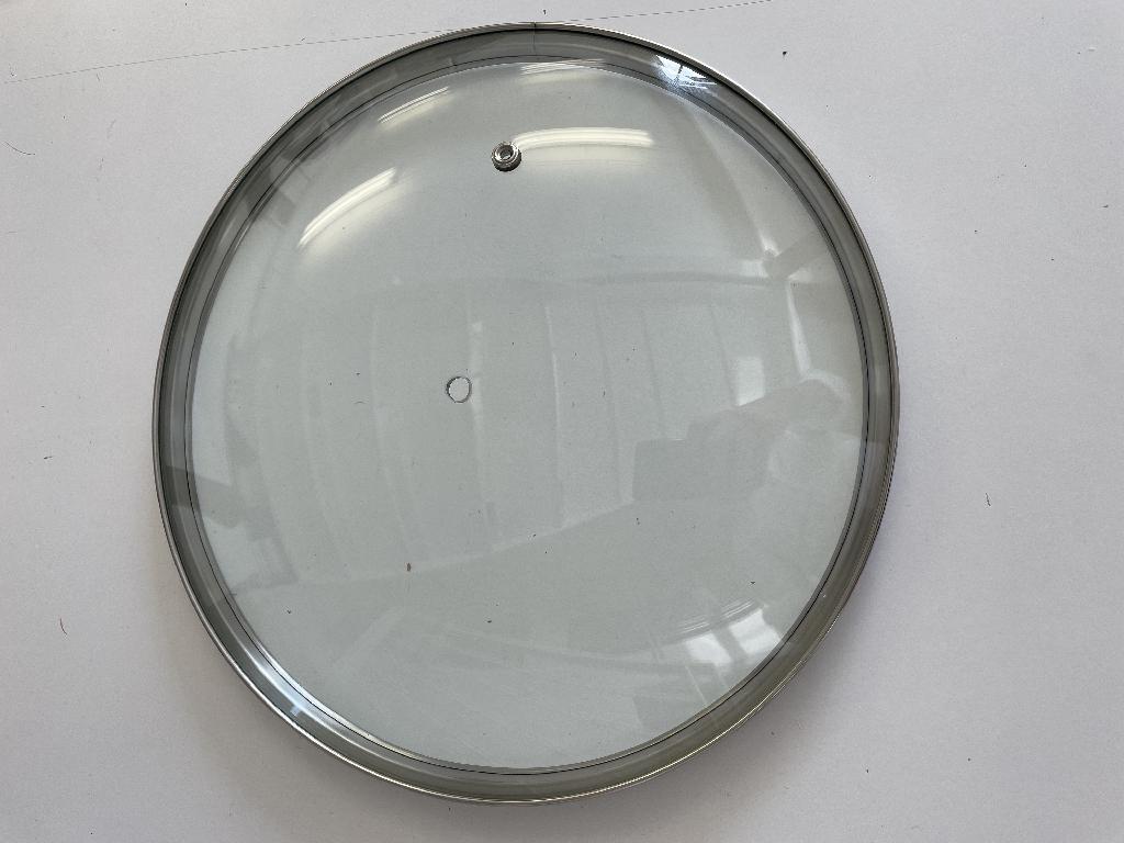 Coperchio in vetro temperato. L'articolo è completo di guarnizione in acciaio e presenta un foro valvola e foro per pomolo; il coperchio ha un diametro di circa 28 cm.

L'articolo è destinato ad essere utilizzato per ricoprire tegami e padelle durante la cottura dei cibi.