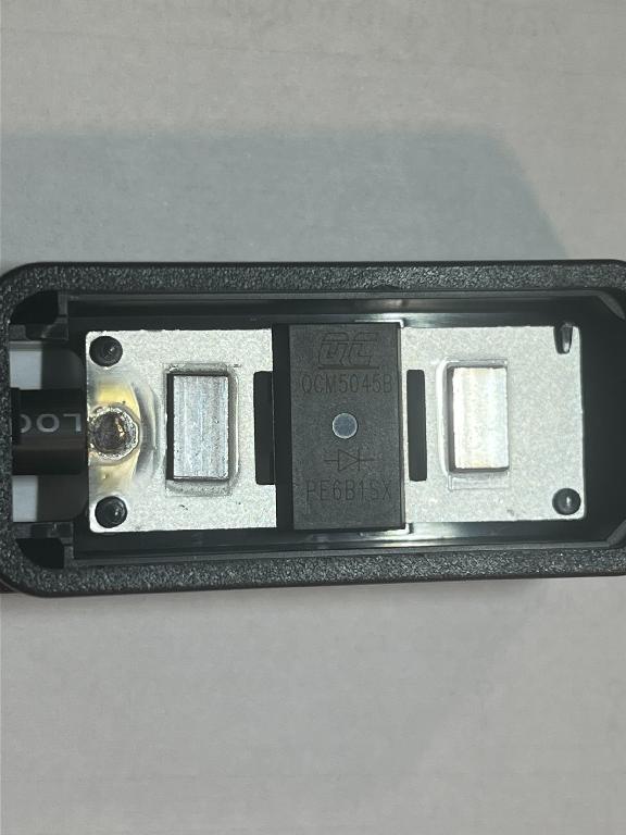 Junction Box (JBX) (scatola di giunzione) componente passivo di collegamento elettrico.
La JBX, secondo le informazioni indicate, è composta da diversi elementi specifici per l’applicazione fotovoltaica: una cover, un diodo Schottky (QCM5045B) per la protezione da correnti inverse, un alloggiamento (disponibile in versione sinistra, centrale o destra) che riporta la polarità dei terminali, un cavo di collegamento di lunghezza variabile a seconda della configurazione dell’impianto e un connettore (progettato e certificato per resistere fino a 1500 V DC e 45 A) maschio o femmina..
L’alloggiamento della JBX è realizzato in materiale plastico isolante ad alta resistenza meccanica e ai raggi UV, con un grado di protezione IP68, che garantisce impermeabilità e durata nel tempo. L’unità non contiene alcun meccanismo di comando o interruzione del circuito: la presenza del diodo non ne altera la natura di componente di collegamento passivo
La  Junction Box (JBX) secondo le informazioni fornite è un dispositivo passivo (trasmette la corrente ma non la genera) utilizzato nei moduli fotovoltaici per realizzare il collegamento elettrico tra le celle fotovoltaiche e il sistema esterno.