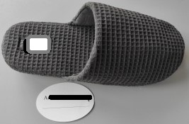 Pantofola con tomaia in materiale tessile a maglia, con motivo a quadretti di colore grigio. La suola è composta da materiale tessile supportato da uno strato di gomma in cui è integrato in modo da non poter essere staccato.
L’intersuola è costituita da materiale polimerico, non è removibile ed è foderata dalla parte a contatto con il piede, con materiale tessile.