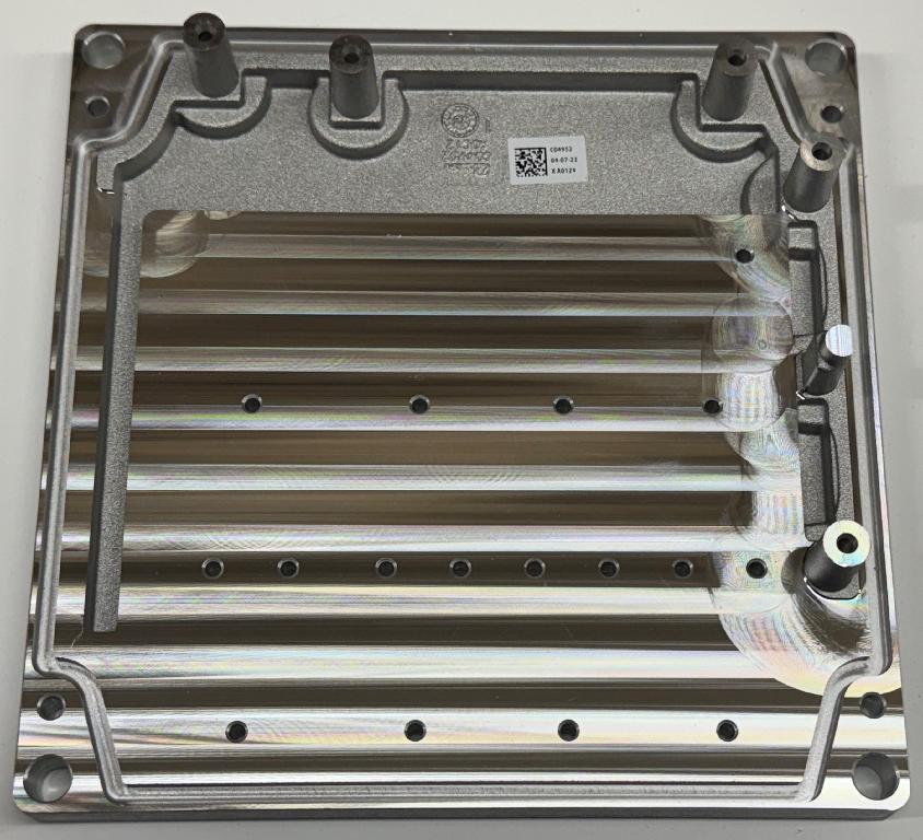 PIASTRA DI BASE IN ALLUMINIO, FABBRICATA SU DISEGNO TECNICO E DESTINATA ESCLUSIVAMENTE A UN INVERTER. NON PUO' AVERE UN'APPLICAZIONE DIVERSA DA QUELLA A CUI E' DESTINATA. PERTANTO NON E' SUSCETTIBILE DI UN USO GENERALE. E' UN COMPONENTE STRUTTURALE DELL'INVERTER SENZA IL QUALE L'APPARECCHIO NON ESISTE. SULLA  PIASTRA VIENE COSTRUITO L'APPARECCHIO. E' IL LATO INFERIORE SU CUI VENGONO ALLOGGIATI I CIRCUITI STAMPATI, I CABLAGGI, LE BARRE DI RAME, LE VITI E LE MOLLE. HA UNA FORMA  MOLTO SPECIFICA CON FORI, PERNI, RIENTRANZE ED ALETTE. SVOLGE UNA FUNZIONE DI FISSAGGIO DELLE PARTI ELETTRONICHE E UNA FUNZIONE DISSIPATIVA NEL SENSO CHE DISSIPA IL CALORE PRODOTTO DAL PASSAGGIO DELLA CORRENTE ELETTRICA ALL'INTERNO DELLE SCHEDE ELETTRONICHE.