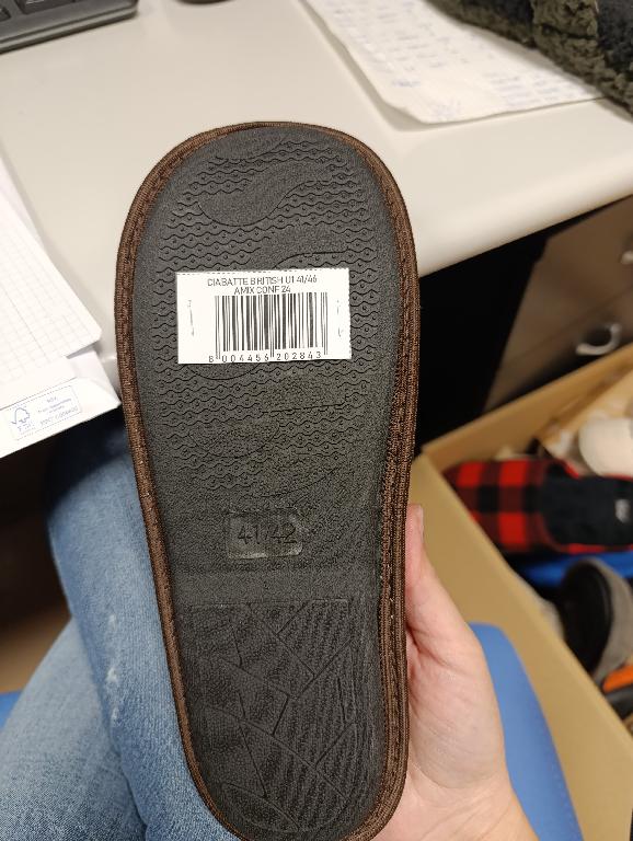 Pantofola con tomaia in materiale superficiale a quadri e sottopiede in materiale tessile effetto velluto.
La suola è composta da materiale tessile supportato da uno strato di gomma in cui è integrato in modo da non poter essere staccato.
L’intersuola è costituita da materiale polimerico, non è removibile ed è foderata dalla parte a contatto con il piede con materiale tessile.