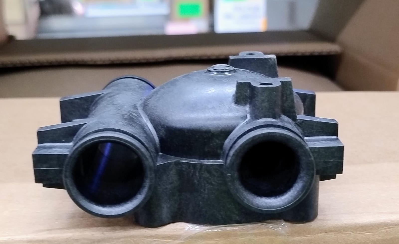 Corpo di un contatore a turbina per liquidi la cui funzione è misurare il volume dell'acqua transitante per esso. 
Il materiale costitutivo è plastica stampata, dimensioni approssimate 10 cm x 10 cm.